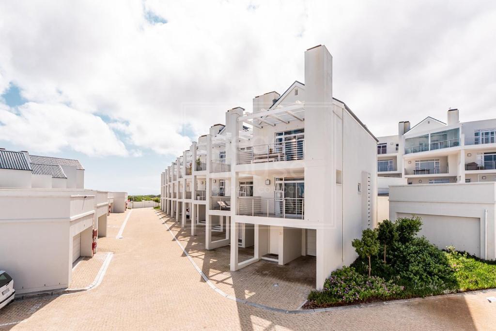 Apartment Luxury 3 Bedroom, 3 Bathroom Floor Beachfront, Big Bay, 67 Bona View