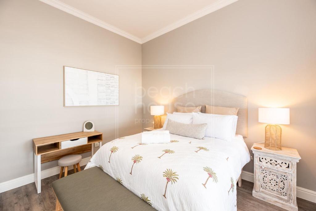 Luxury 3 Bedroom, 3 Bathroom Floor Beachfront, Big Bay, 67 Bona View Le Cap